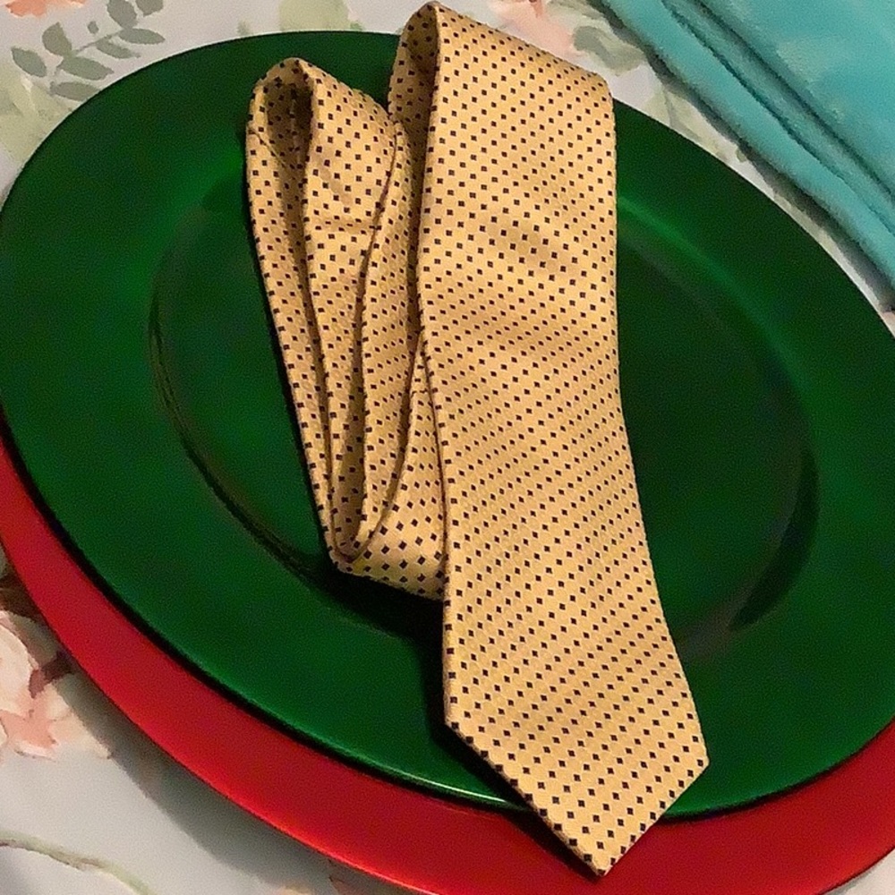 Joseph Banks Men’s necktie stain resistant yellow black little circles.
